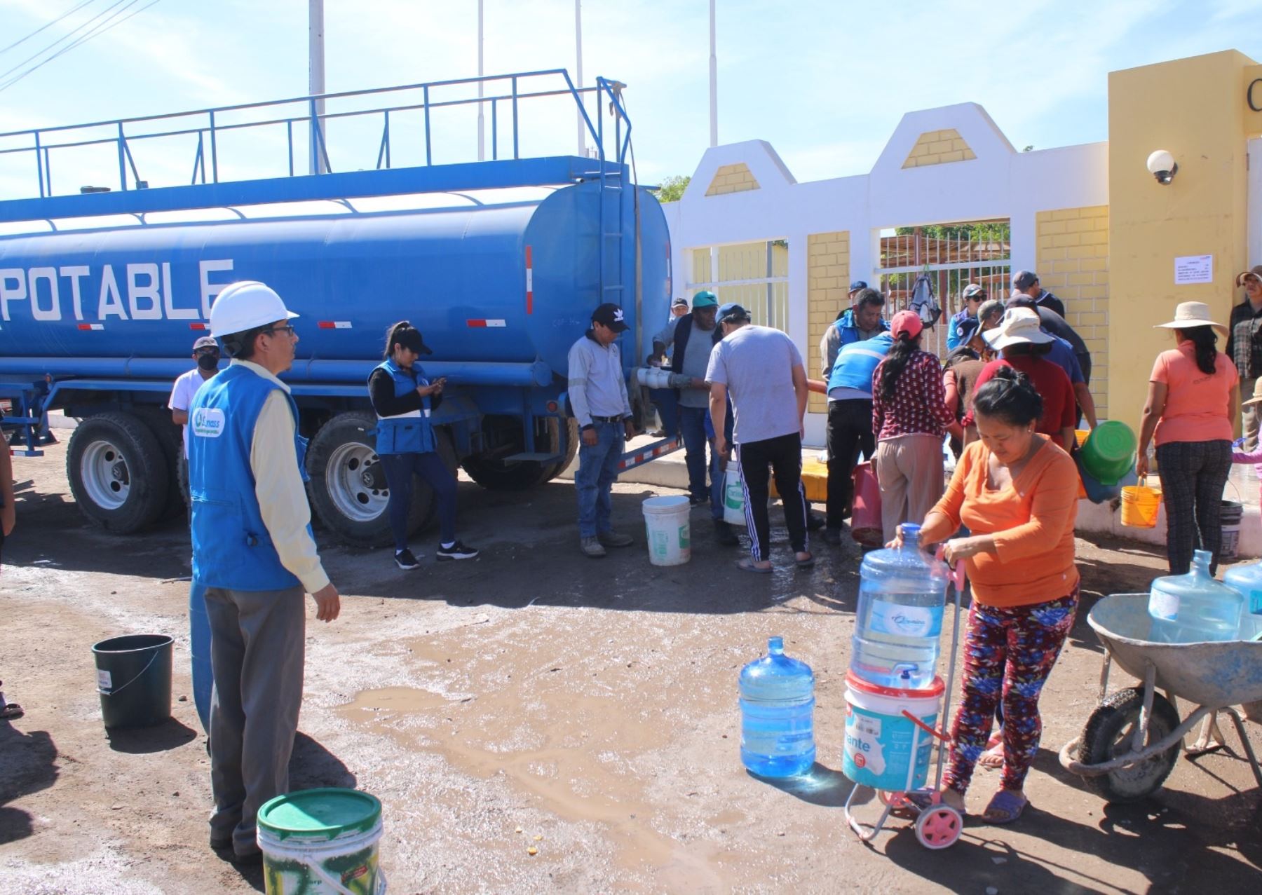 Inspectores de la Sunass monitorean el abastecimiento de agua potable a través de camiones cisterna en Moquegua, debido al corte del servicio a causa del derrame de petróleo registrado en dicha región.
