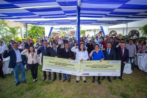La ministra de Desarrollo Agrario y Riego, Nelly Paredes, suscribió hoy convenios con los núcleos ejecutores “Valle Chancay- Huaral- Aucallama” y “Aguas Nacientes del río Chancay” para la ejecución de actividades de mantenimiento de infraestructura de riego, que estarán a cargo de organizaciones de juntas de usuarios. Cortesía Midagri