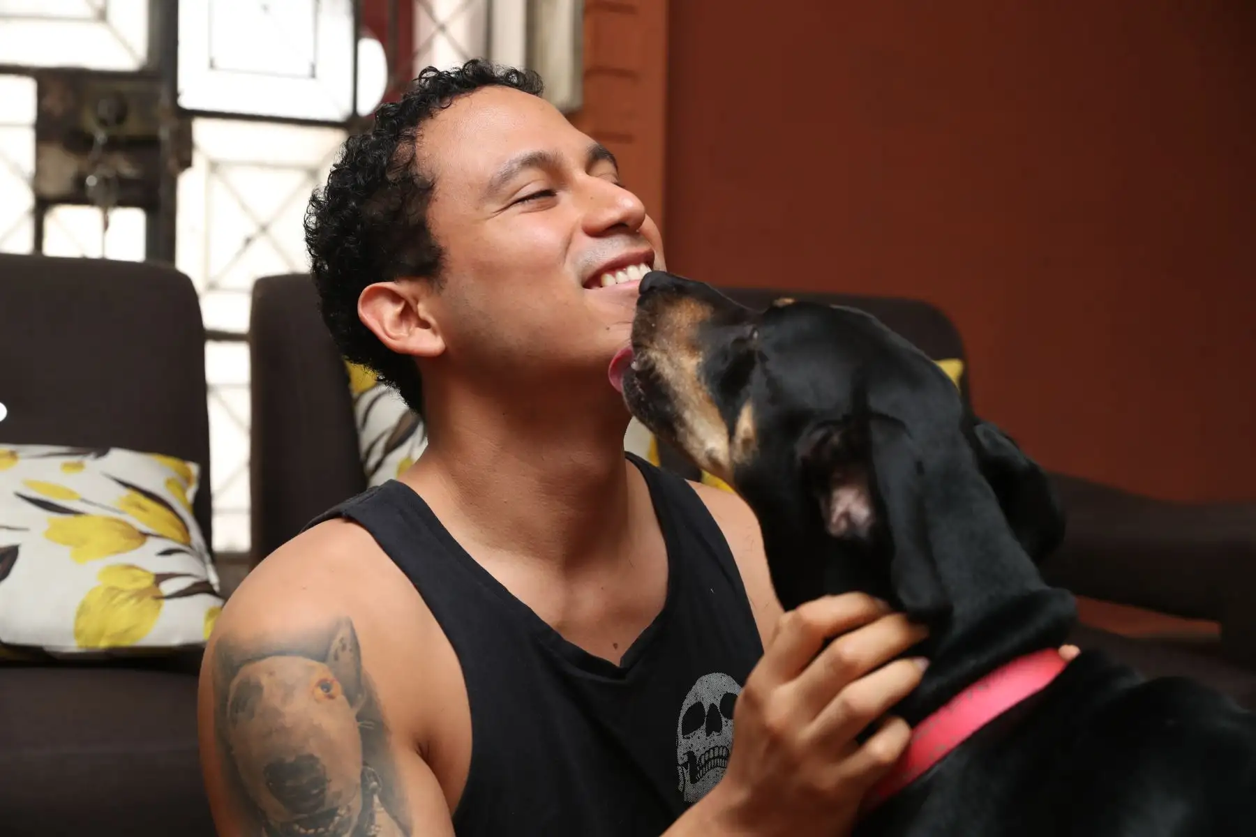 Años después de perder a Capitán Morgan, Walter Pequeño Salas adoptó a Lola, una perrita de casi 4 años que ahora se ha convertido en su fiel compañera. Foto: ANDINA/Daniel Bracamonte