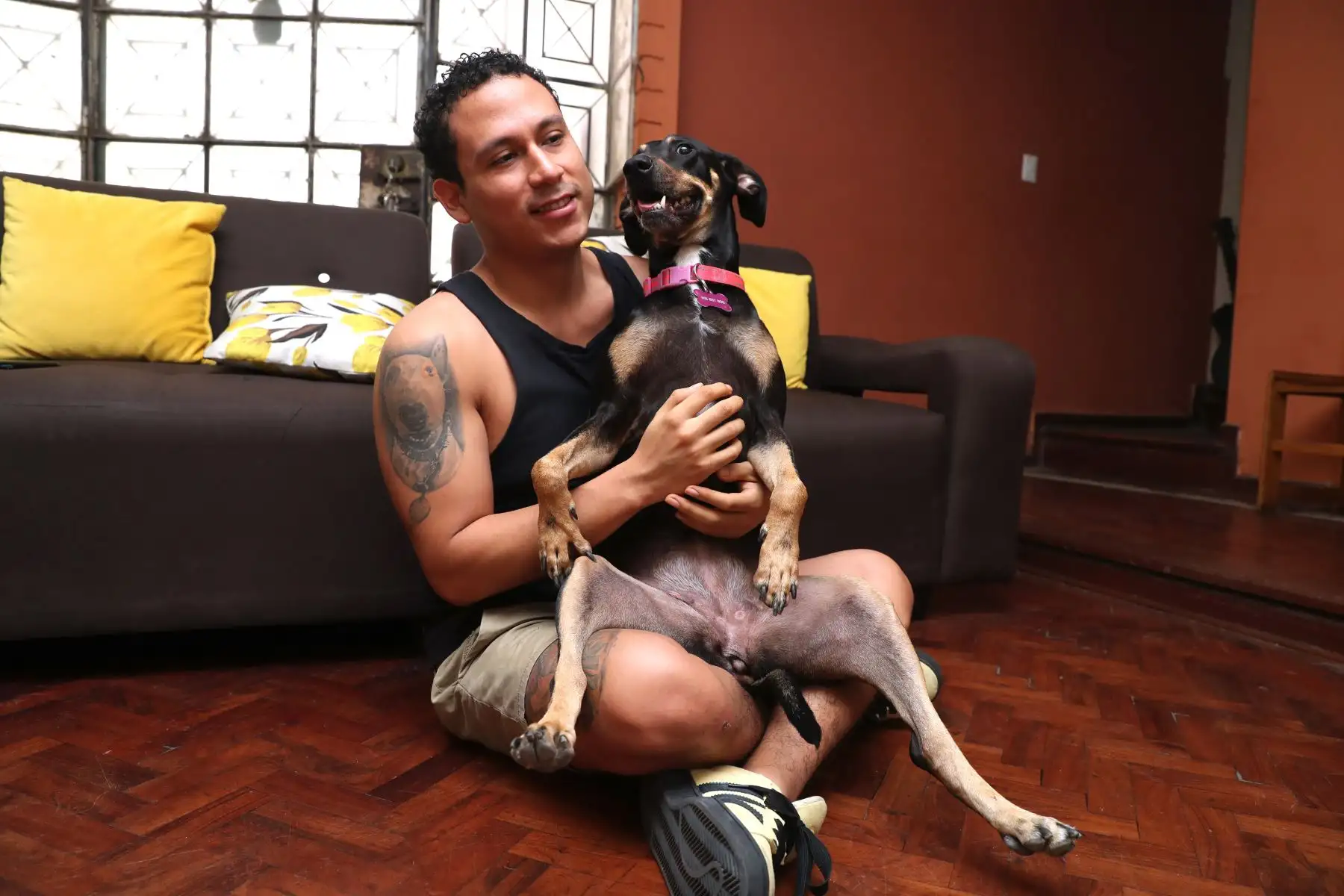 Años después de perder a Capitán Morgan, Walter Pequeño Salas adoptó a Lola, una perrita de casi 4 años que ahora se ha convertido en su fiel compañera. Foto: ANDINA/Daniel Bracamonte