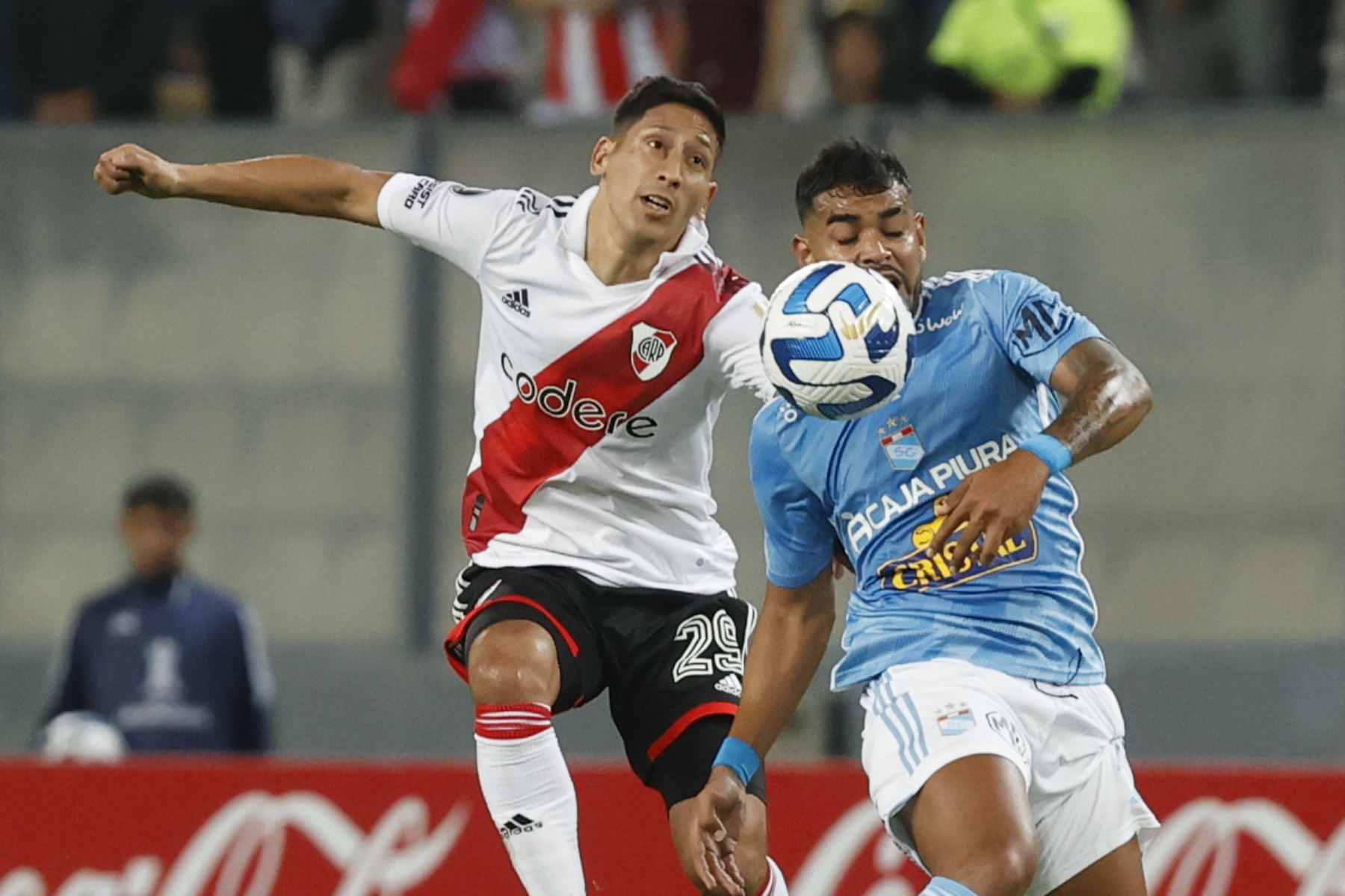 Sporting Cristal de Perú y River Plate de Argentina se enfrentan en el Estadio Nacional de Lima por la Copa Libertadores.

Foto: ANDINA/Vidal Tarqui