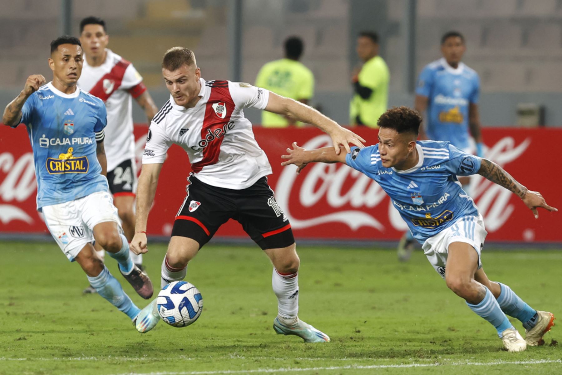 Sporting Cristal de Perú y River Plate de Argentina se enfrentan en el Estadio Nacional de Lima por la Copa Libertadores.

Foto: ANDINA/Vidal Tarqui