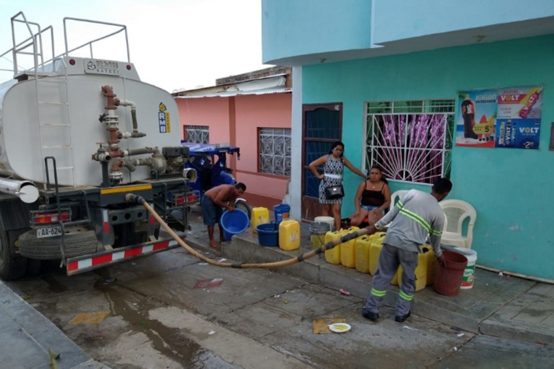 MVCS viene repartiendo agua a través de 2 camiones cisternas de 5000 galones, que fueron trasladados desde la ciudad de Tacna. Mañana llegarán dos más.