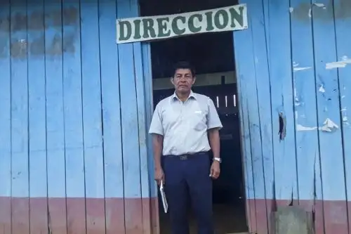 Juan Bashian Nayash es el director de la escuela secundaria intercultural bilingüe Wayampiak, y no pierde la esperanza de hacer realidad su sueño de mejorar la infraestructura y los aprendizajes de sus alumnos awajún. ANDINA/ I.E Wayampiak