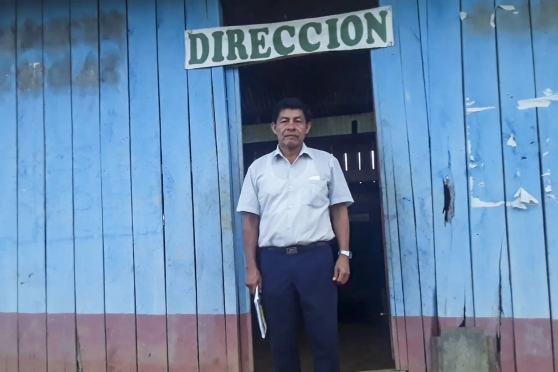 Juan Bashian Nayash es el director de la escuela secundaria intercultural bilingüe Wayampiak, y no pierde la esperanza de hacer realidad su sueño de mejorar la infraestructura y los aprendizajes de sus alumnos awajún. ANDINA/ I.E Wayampiak