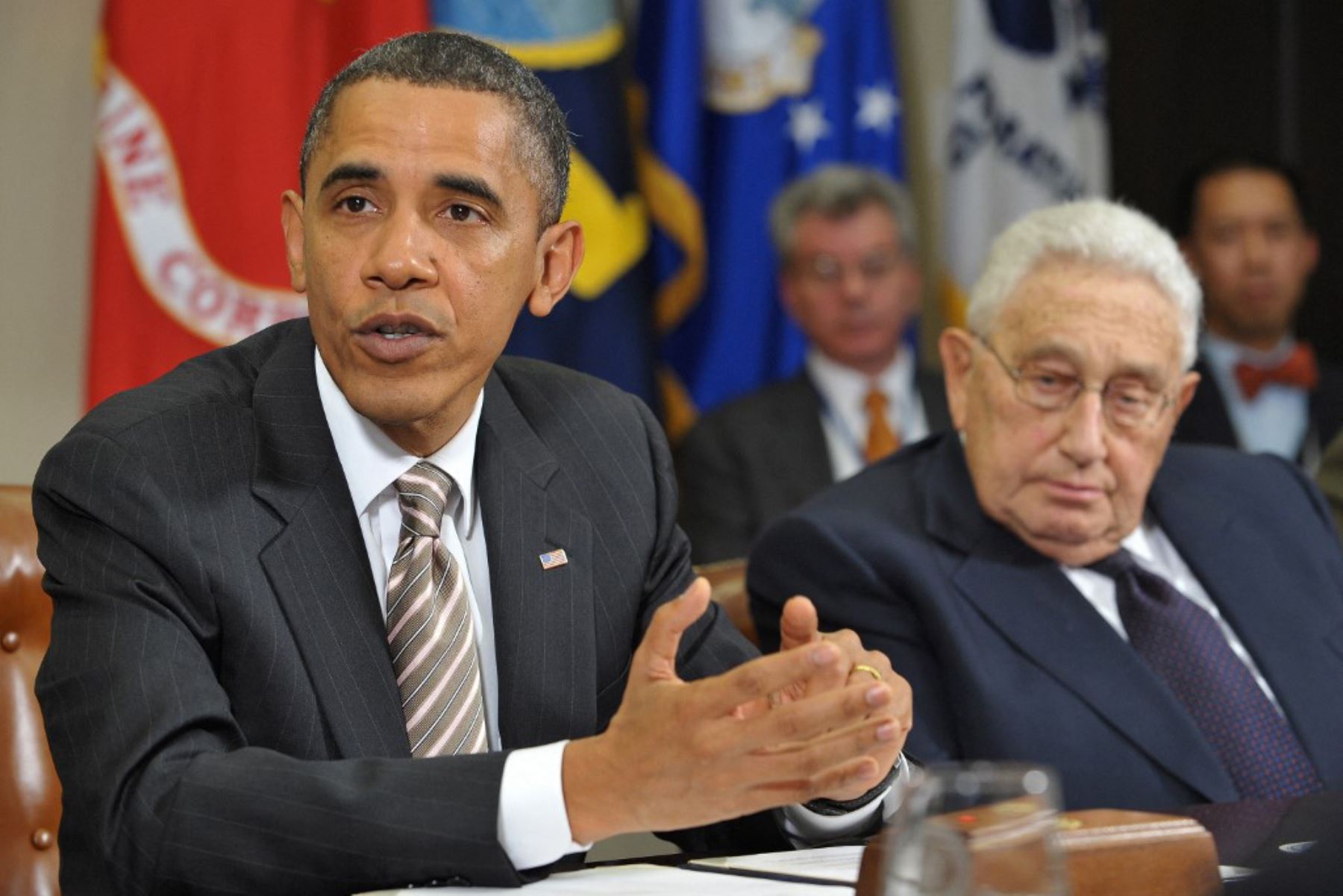 18 de noviembre de 2010. El presidente estadounidense, Barack Obama, habla durante una reunión sobre el nuevo Tratado START mientras el exsecretario de Estado Henry Kissinger mira en la Sala Roosevelt de la Casa Blanca en Washington, DC. Foto: AFP