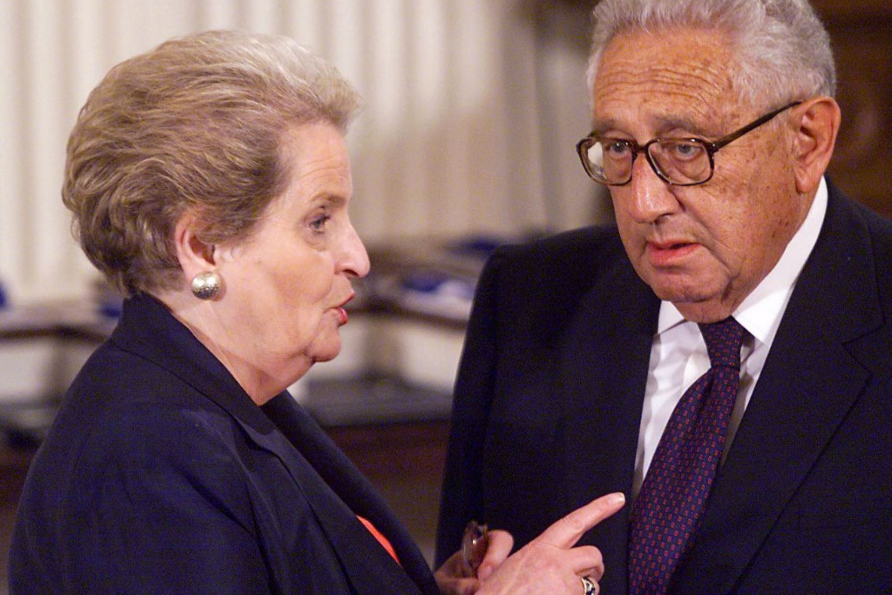 11 de agosto de 1999. La Secretaria de Estado de EE. UU., Madaline Albright, saluda al ex Secretario de Estado Henry Kissinger antes de la ceremonia de la Medalla Presidencial de la Libertad en el Salón Este de la Casa Blanca. Foto: AFP