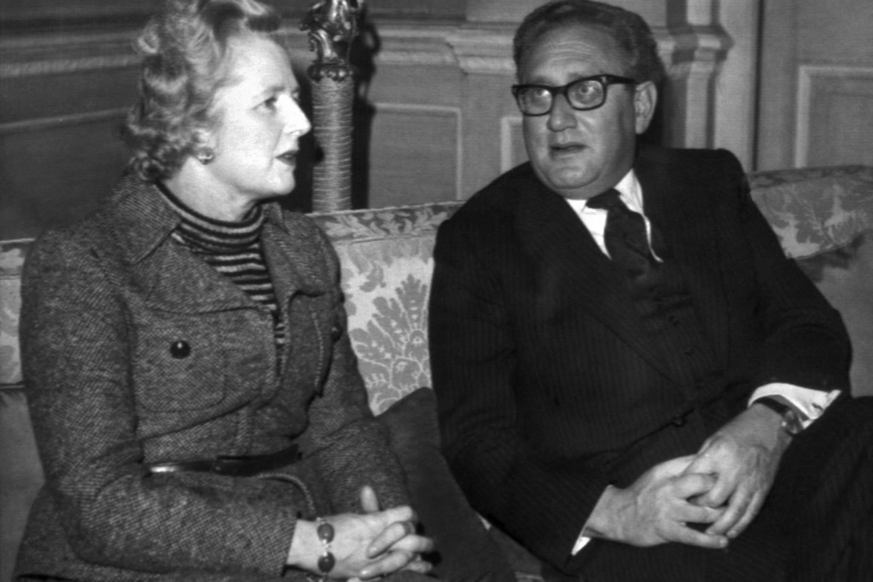 18 de febrero de 1974. El Secretario de Estado de los Estados Unidos, Henry Kissinger, se reúne con la nueva líder del Partido Conservador de Gran Bretaña, Margaret Thatcher, en Londres. Foto: AFP