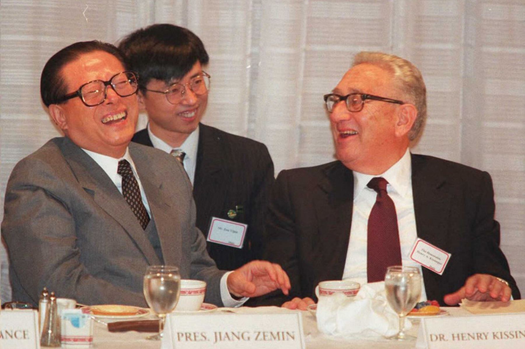 23 de octubre de 1995. El presidente chino, Jiang Zemin, ríe con el exsecretario de Estado de los Estados Unidos, Henry Kissinger, durante un almuerzo en el Waldorf-Astoria de Nueva York. Foto: AFP