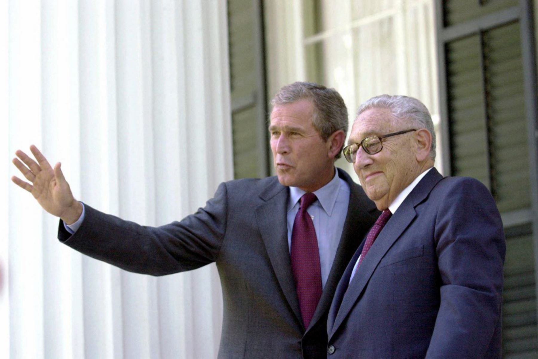 12 de julio de 2000. El gobernador de Texas y candidato presidencial republicano George W. Bush, saluda a los periodistas junto a Henry Kissinger. Foto: AFP