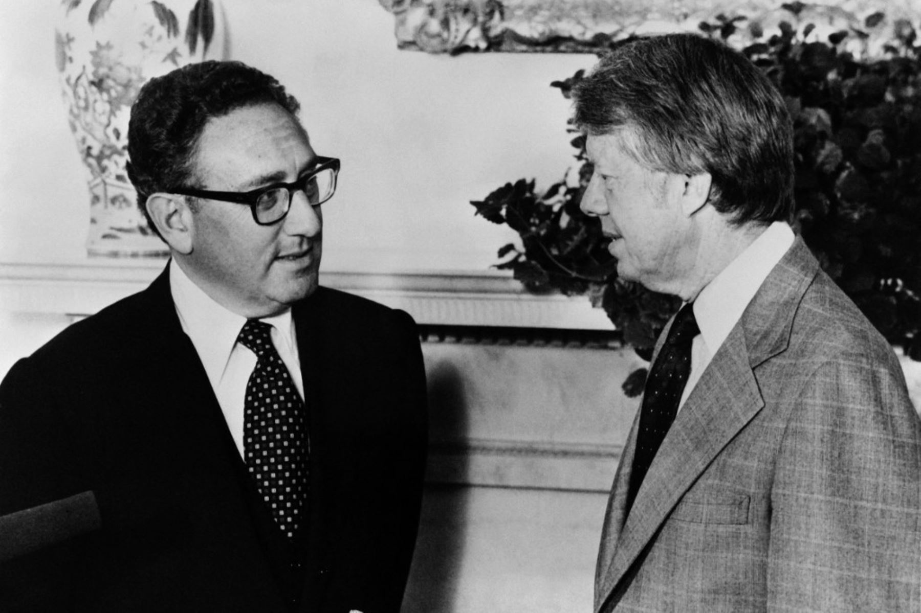 15 de agosto de 1977. El presidente de los Estados Unidos, Jimmy Carter, se reúne con el exsecretario de Estado Henry Kissinger en la Casa Blanca. Foto: AFP