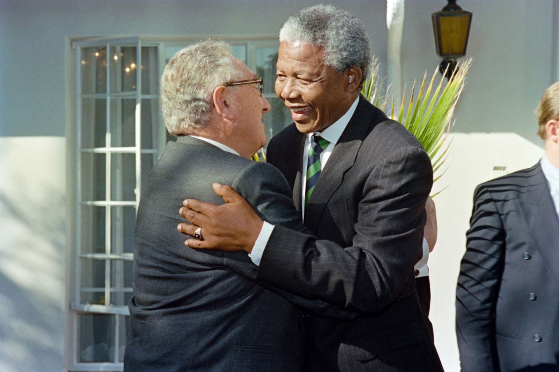 13 de abril de 1994. El presidente del Congreso Nacional Africano, Nelson Mandela, le da un abrazo de bienvenida al exsecretario de Estado de los Estados Unidos, Henry Kissinger. Foto: AFP