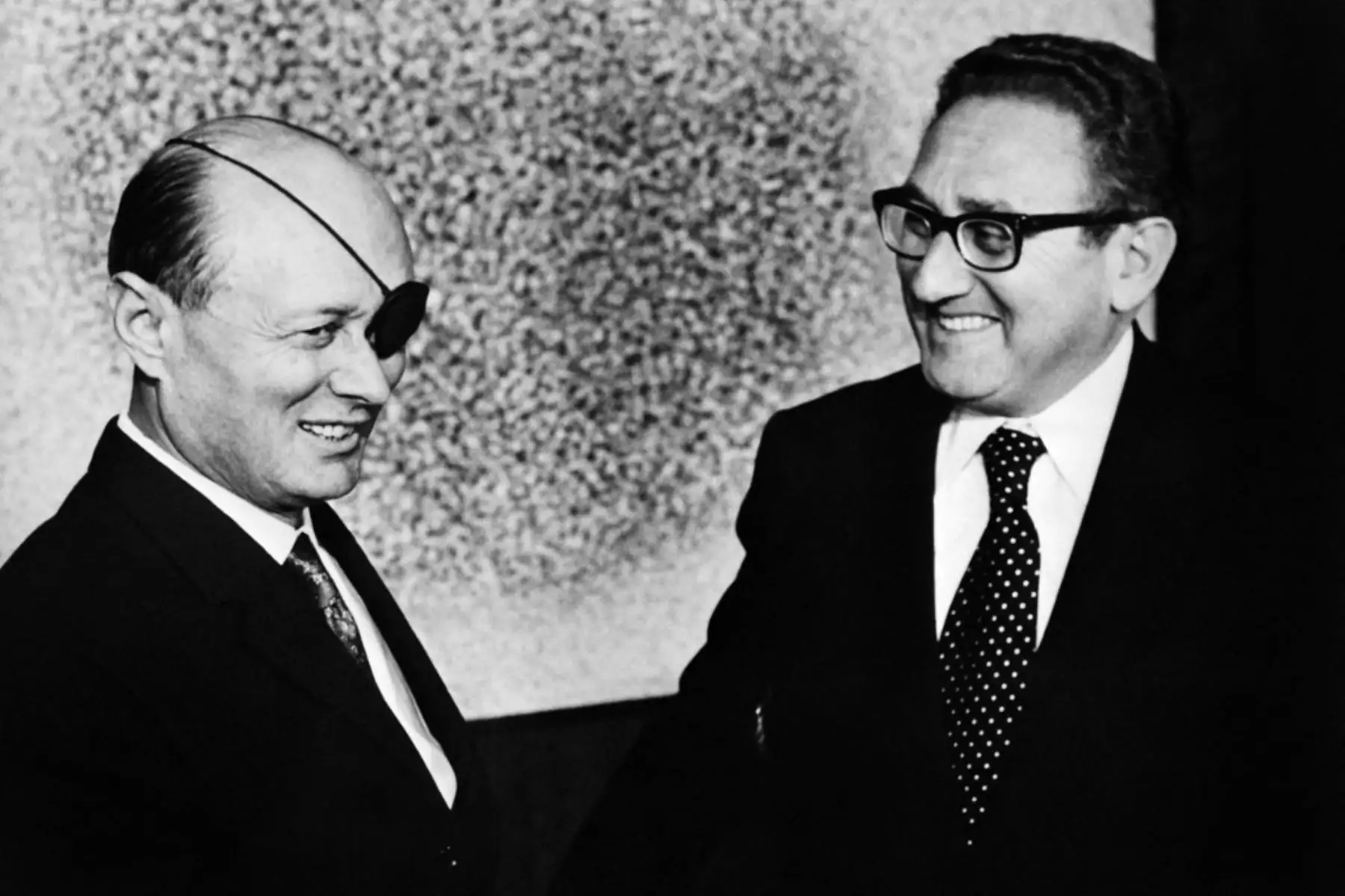 4 de enero de 1974. El Secretario de Estado de los Estados Unidos, Henry Kissinger, se reúne con el general Moshe Dayan, ministro de defensa de Israel. Foto: AFP