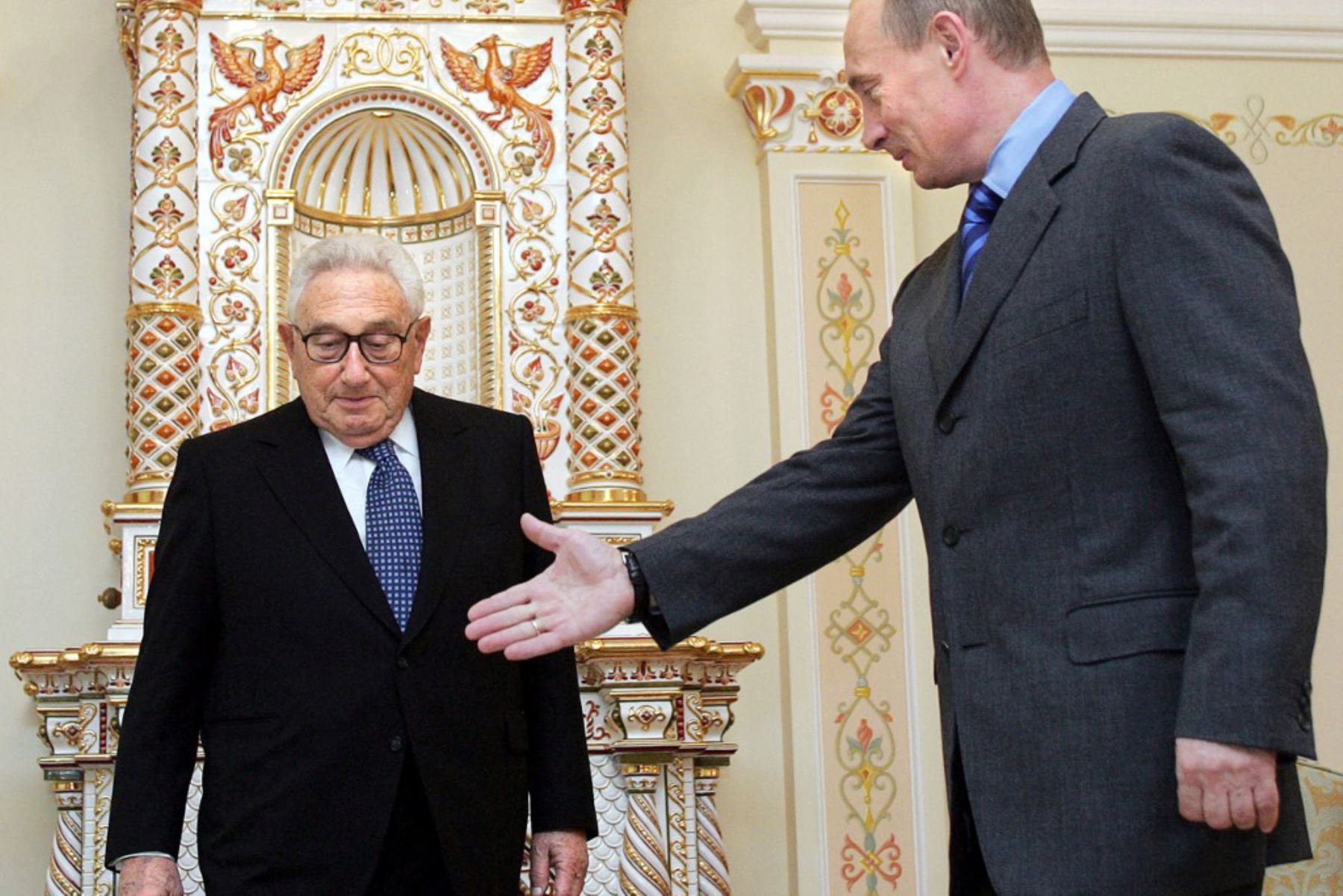 6 de junio de 2006. El presidente ruso Vladimir Putin, da la bienvenida al ex Secretario de Estado estadounidense Henry Kissinger durante su reunión en la residencia Novo-Ogaryovo en las afueras de Moscú. Foto: AFP