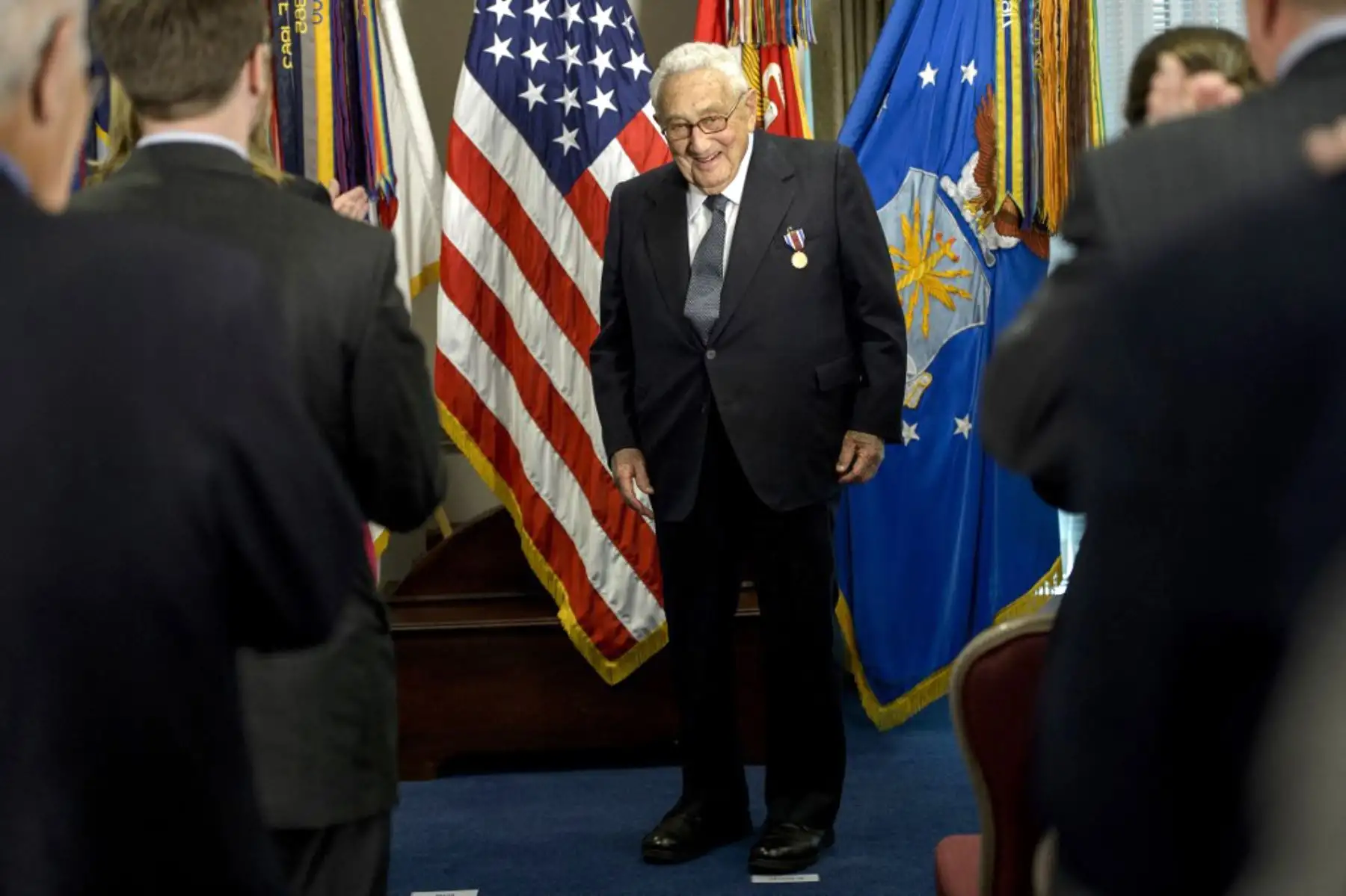 9 de mayo de 2016. El ex Secretario de Estado de los Estados Unidos, Henry Kissinger, sonríe después de recibir un premio en honor a su carrera diplomática, durante una ceremonia en el Pentágono en Washington, DC. Foto: AFP