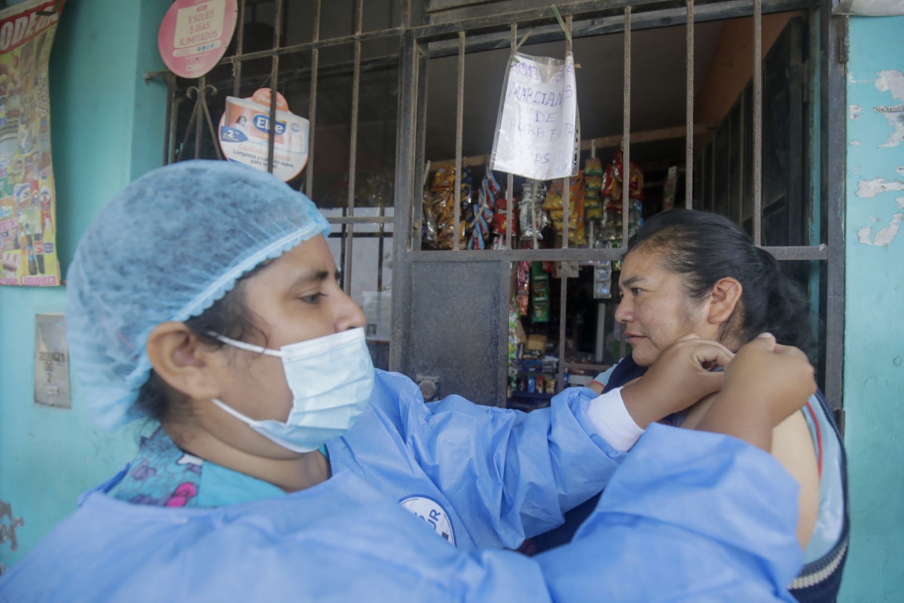 Brigadas móviles visitan, casa por casa, para realizar vacunación contra la influenza y el neumococo en Ticlio Chico.

Foto: ANDINA/Juan Carlos Guzmán Negrini