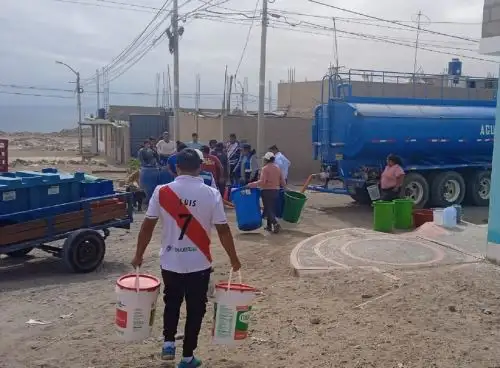 para abastecer de agua potable en Moquegua a la población afectada por el corte del servicio a causa del cierre de la PTAP Chen Chen tras el derrame de petróleo ocurrido cerca del canal de Pasto Grande. ANDINA/Difusión