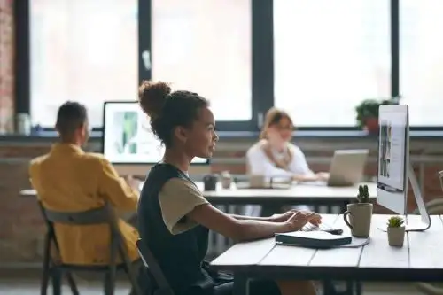 Para garantizar el derecho a la desconexión digital, es necesario contar con un buen control de tiempos y de asistencia que permita registrar y verificar el cumplimiento de los horarios y las tareas asignadas a los teletrabajadores. Foto: ANDINA/Difusión
