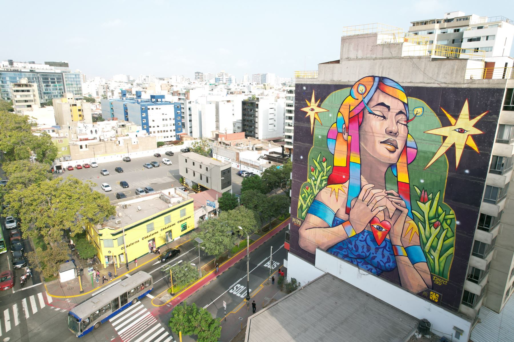 Mural artístico en Miraflores, en el cruce de las avenidas Larco con 28 de julio. Foto: ANDINA/Daniel Bracamonte