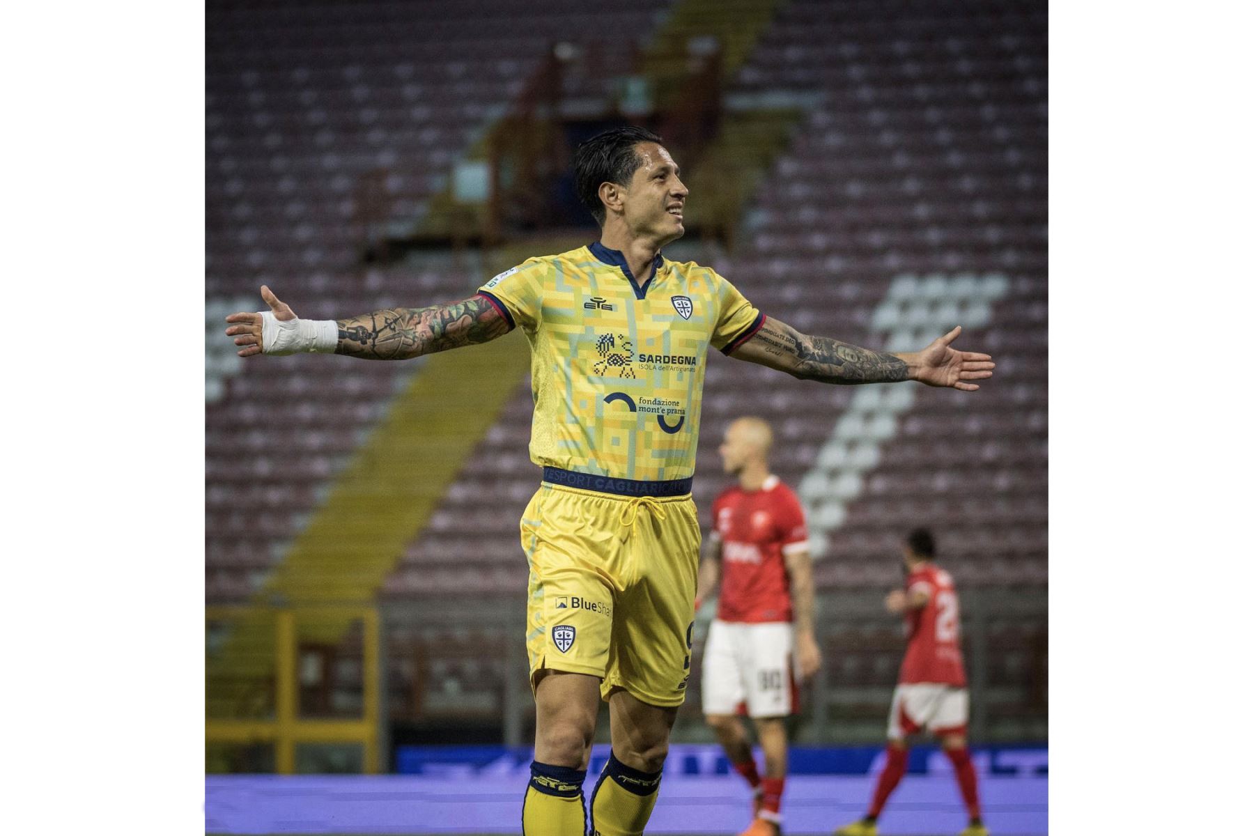 Gianluca Lapadula, goleador del Cagliari fue elegido como el mejor jugador de la temporada de la Serie B italiana. El "9" de la Selección Peruana recibió el Trofeo MVP de la BKT Gold Edition Series, válido para el jugador más destacado de la temporada.
Foto: Internet