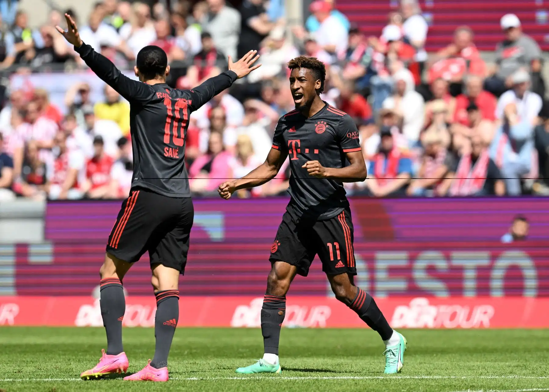 El delantero francés del Bayern de Múnich, Kingsley Coman, celebra marcar el gol de apertura con el mediocampista alemán del Bayern de Múnich, Leroy Sane, durante el partido de fútbol de la Bundesliga alemana de primera división entre el FC Colonia y el FC Bayern de Múnich. 
Foto: ANDINA/AFP