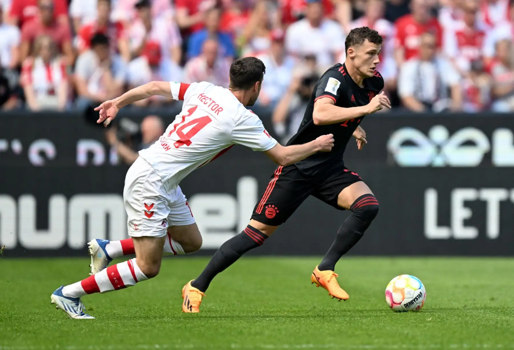 El defensor alemán de Colonia, Jonas Hector, y el defensor francés del Bayern de Múnich, Benjamin Pavard, compiten por el balón durante el partido de fútbol de la primera división de la Bundesliga alemana entre el FC Colonia y el FC Bayern de Múnich. Foto:ANDINA/ AFP