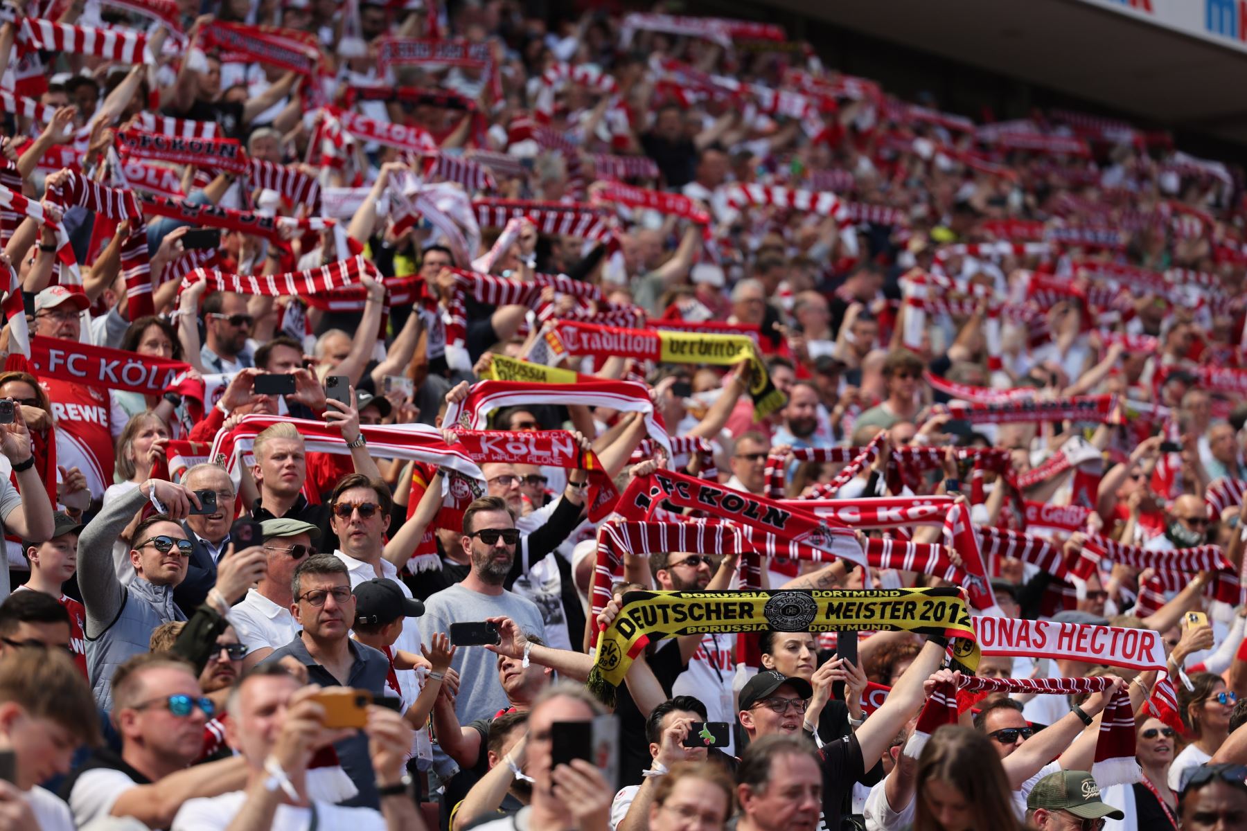 Los hinchas de Colonia animan durante el partido de fútbol de la Bundesliga alemana entre el 1.FC Colonia y el FC Bayern de Múnich. Foto:ANDINA/EFE