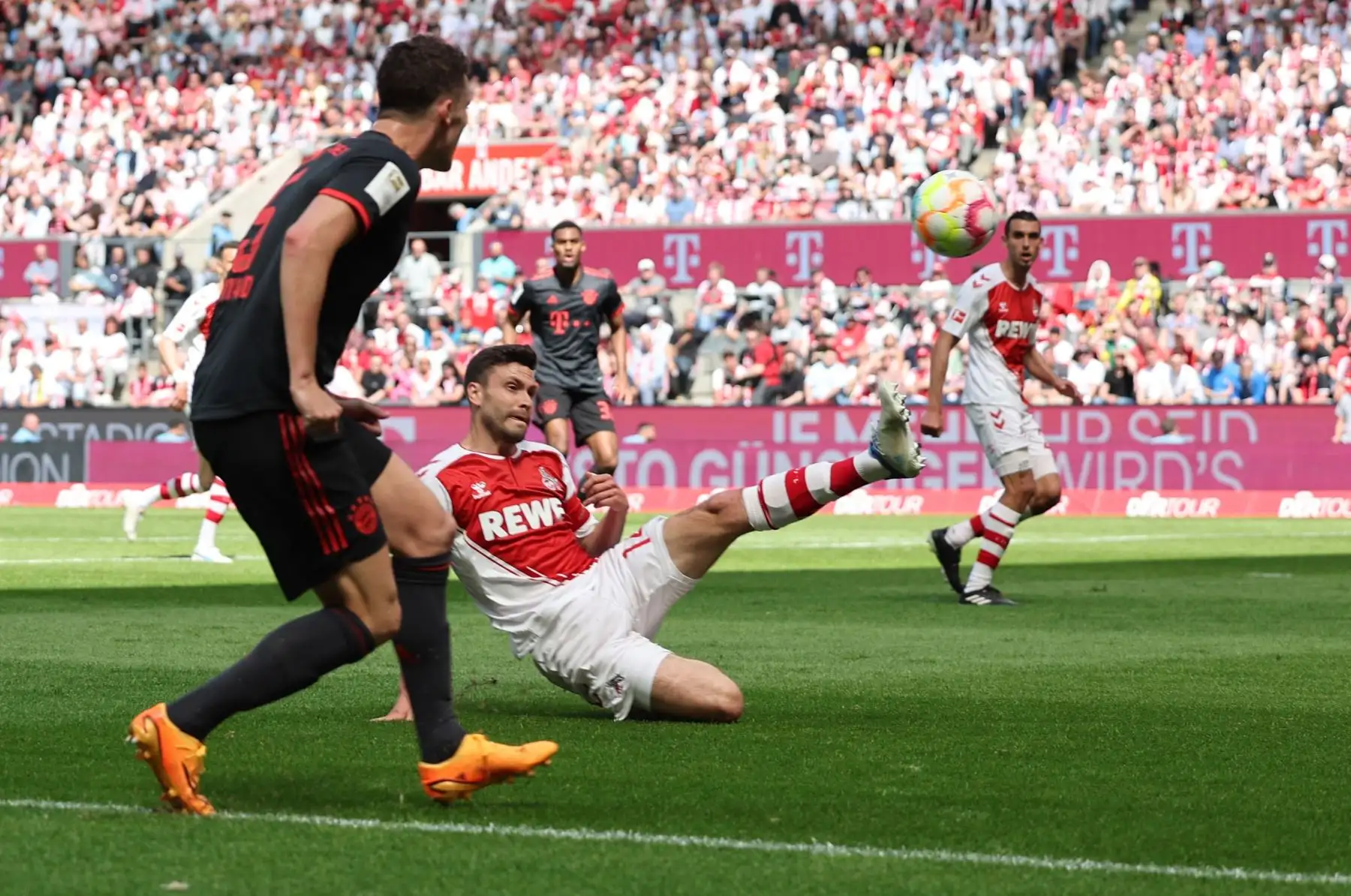 Jonas Hector de Colonia y Benjamin Pavard de Munich en acción durante el partido de fútbol de la Bundesliga alemana entre el 1.FC Colonia y el FC Bayern Munich. Foto:ANDINA/EFE