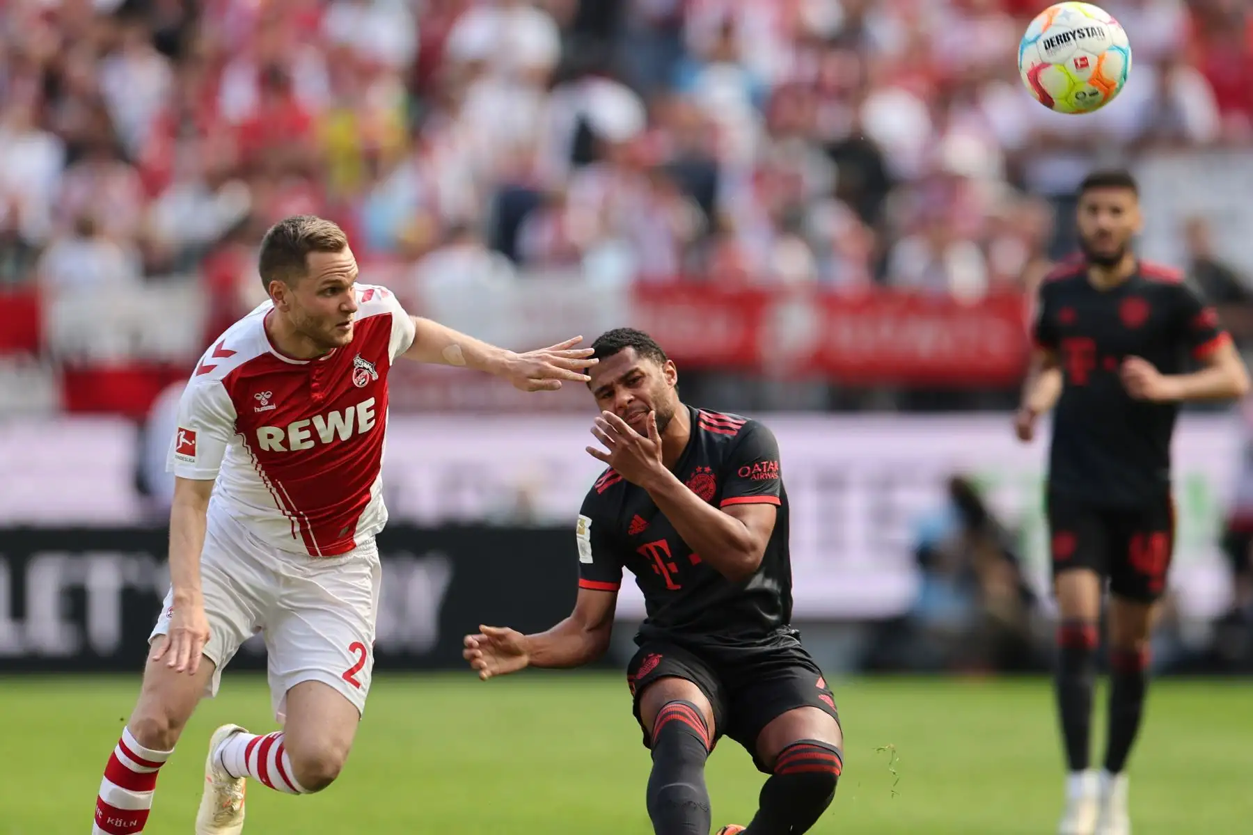 Benno Schmitz de Colonia y Serge Gnabry de Munich en acción durante el partido de fútbol de la Bundesliga alemana entre el 1.FC Colonia y el FC Bayern Munich. Foto:ANDINA/ EFE
