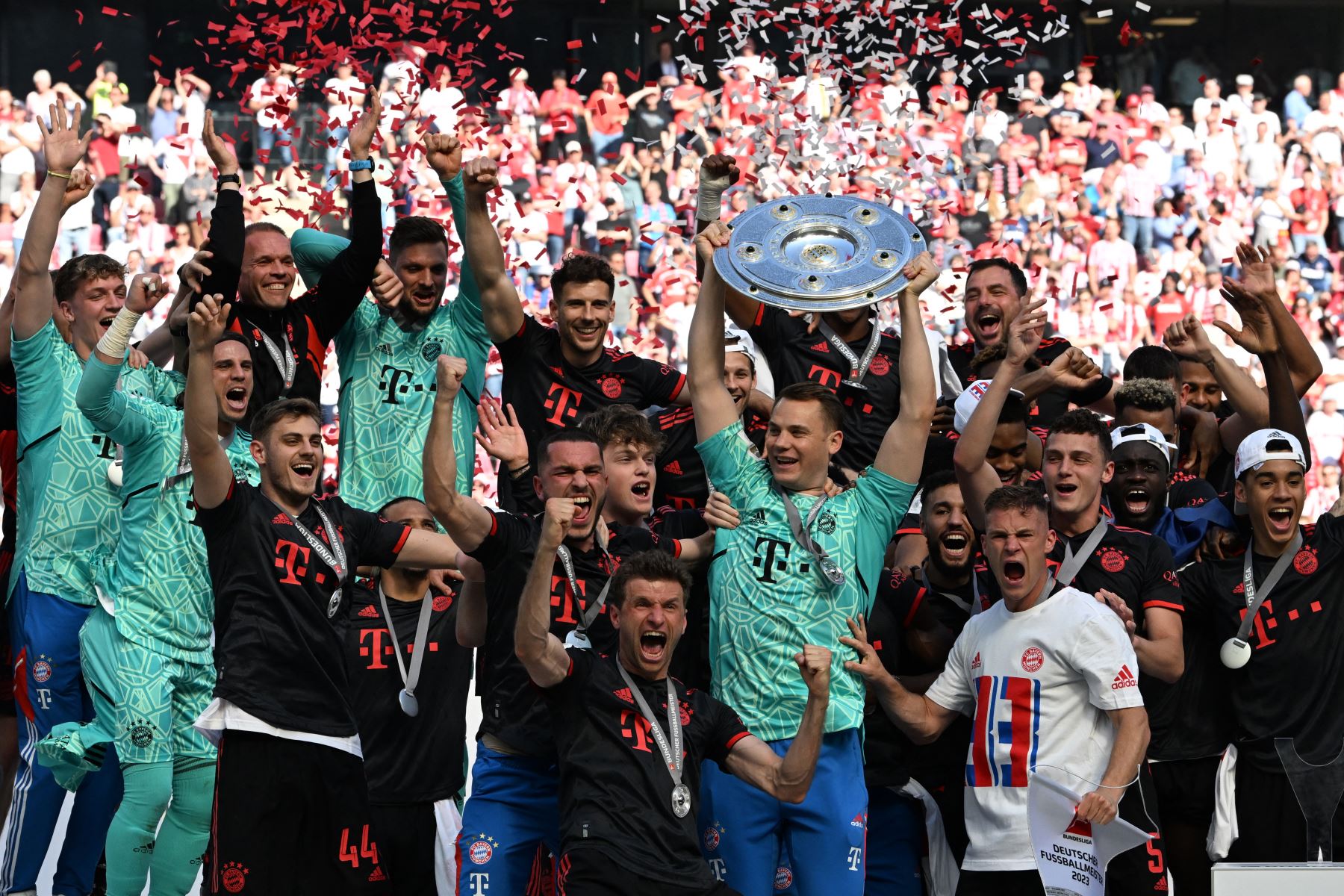 Los jugadores del Bayern de Múnich celebran con el trofeo después del partido de fútbol de la Bundesliga de la primera división alemana entre el FC Colonia y el FC Bayern de Múnich. Foto :ANDINA/AFP