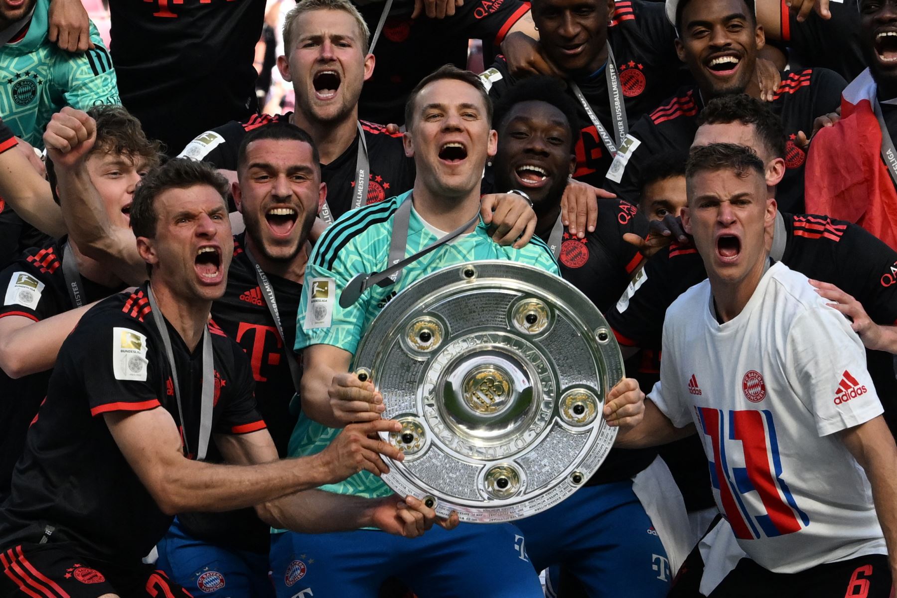 El portero alemán del Bayern de Múnich, Manuel Neuer, celebra con el trofeo después del partido de fútbol de la Bundesliga alemana de primera división entre el FC Colonia y el FC Bayern de Múnich. Foto:ANDINA/ AFP