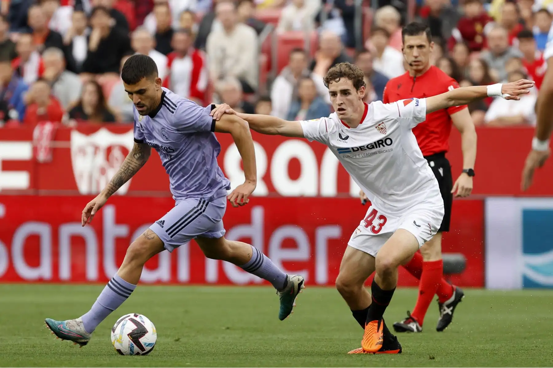 Manu Bueno, centrocampista del Sevilla disputa una posesión ante Dani Ceballos, centrocampista del Real Madrid, durante el partido de la jornada 37 de LaLiga que estos dos equipos juegan hoy sábado en el estadio Sánchez Pizjuán. Foto:ANDINA/ EFE