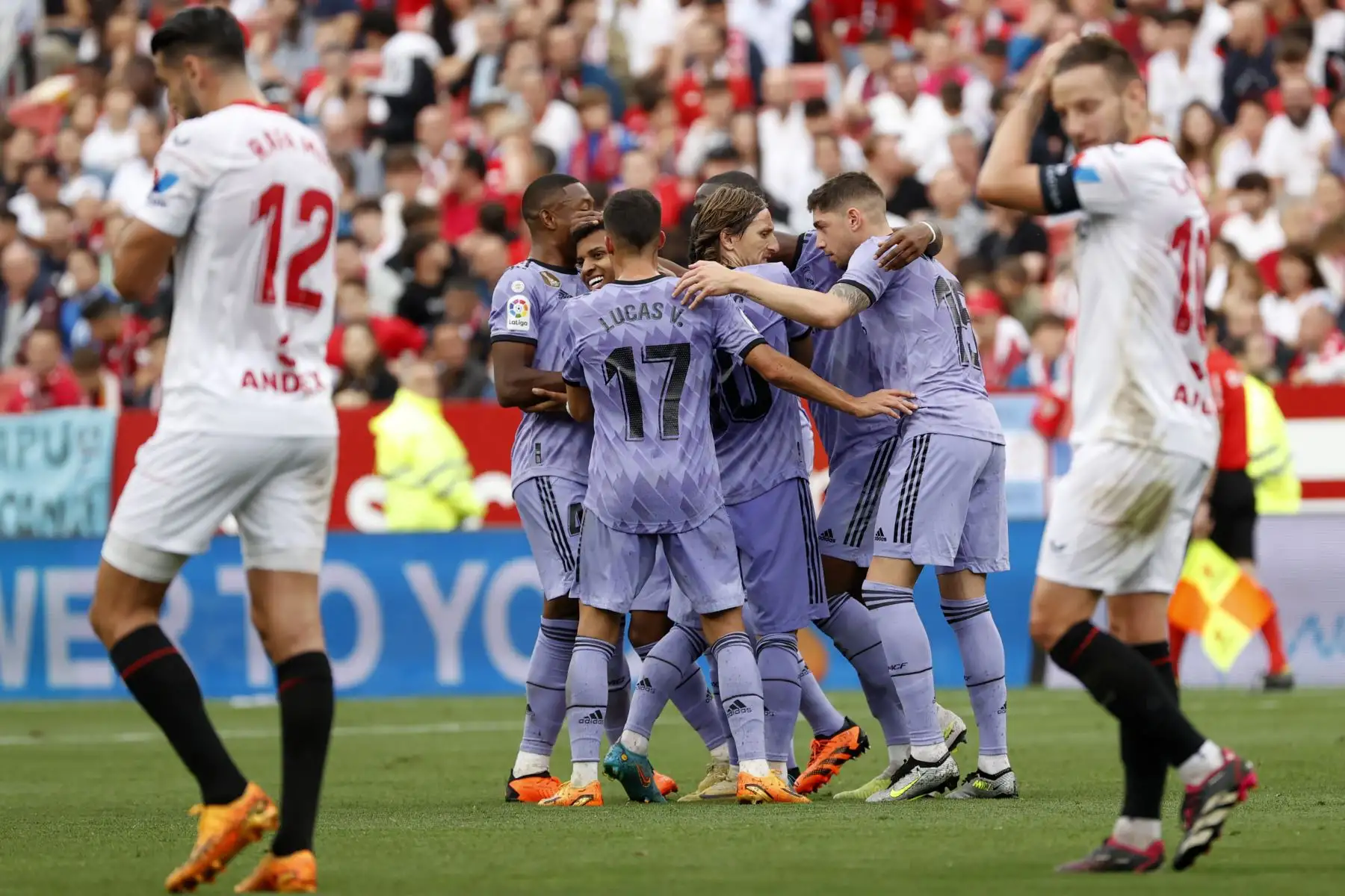 El delantero brasileño del Real Madrid Rodrygo celebra con sus compañeros el gol conseguido ante el Sevilla durante el partido de la jornada 37 de LaLiga disputado este sábado en el estadio Sánchez Pizjuán. Foto:ANDINA/ EFE