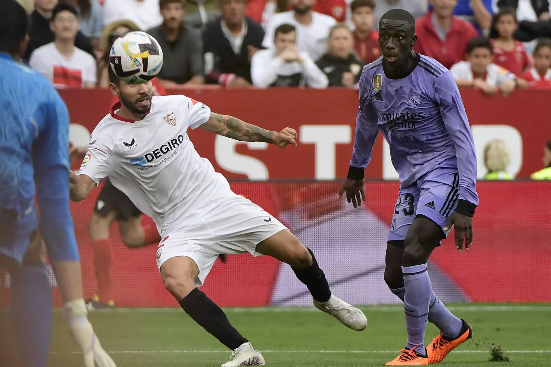 El defensor argentino del Sevilla, Gonzalo Montiel, controla el balón junto al defensor francés del Real Madrid, Ferland Mendy, durante el partido de fútbol de la liga española entre el Sevilla FC y el Real Madrid CF.Foto:ANDINA/ AFP