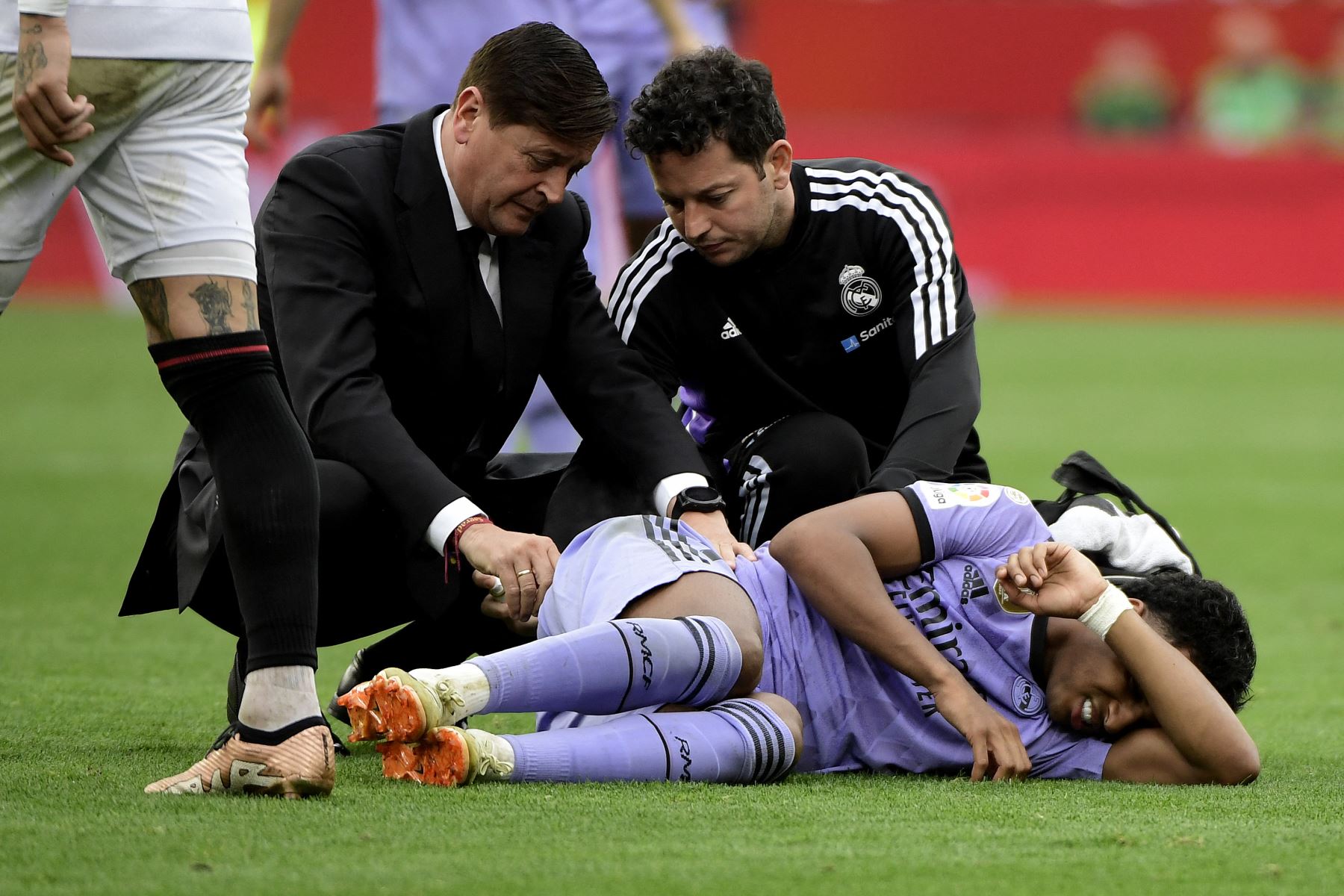 El delantero brasileño del Real Madrid Rodrygo cae lesionado durante el partido de fútbol de la liga española entre el Sevilla FC y el Real Madrid CF.Foto:ANDINA/AFP