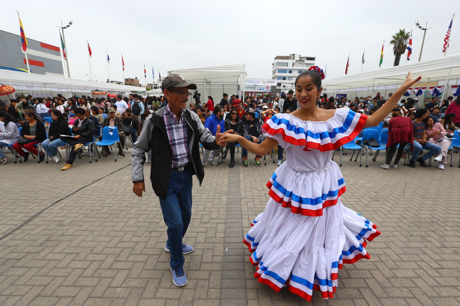 En la sede Legado Videna se realiza la  primera Feria Internacional de Embajadas del Perú  con la participación de más de 30 embajadas y delegaciones.En la imagen, presentación de danza de República Dominicana. 
Foto: ANDINA/ Eddy Ramos