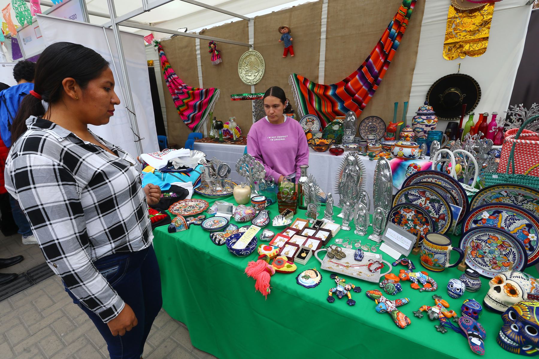 En la sede Legado Videna se realiza la  primera Feria Internacional de Embajadas del Perú  con la participación de más de 30 embajadas y delegaciones.En la imagen, artesanía de México.  
Foto: ANDINA/ Eddy Ramos