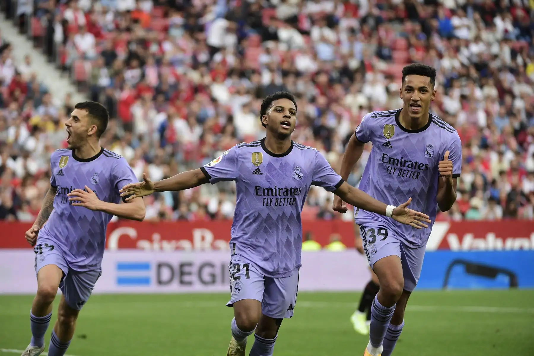 El delantero brasileño del Real Madrid Rodrygo  celebra tras marcar un gol durante el partido de fútbol de la liga española entre el Sevilla FC y el Real Madrid CF en el estadio Ramón Sánchez Pizjuán de Sevilla. Foto.ANDINA/ AFP