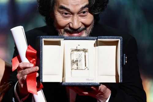 El actor japonés Koji Yakusho posa en el escenario después de ganar el Premio al Mejor Actor por su papel en la película "Perfect Days" durante la ceremonia de clausura de la 76ª edición del Festival de Cine de Cannes en Cannes, sur de Francia, el 27 de mayo de 2023. Foto: AFP