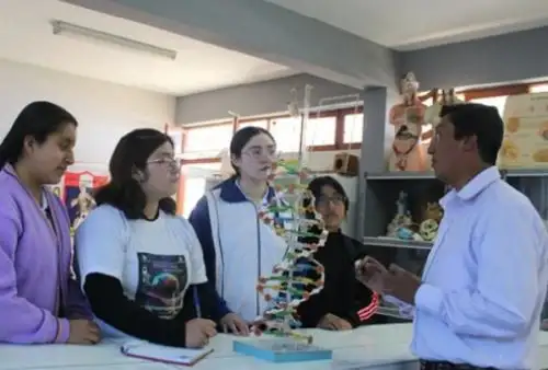 Marcela Isabel Granda Pangalina es una estudiante de 15 años que cursa el cuarto grado de secundaria. Ella se ha convertido en una inspiración para sus compañeras y compañeros de aula al ocupar el primer lugar en rendimiento académico.