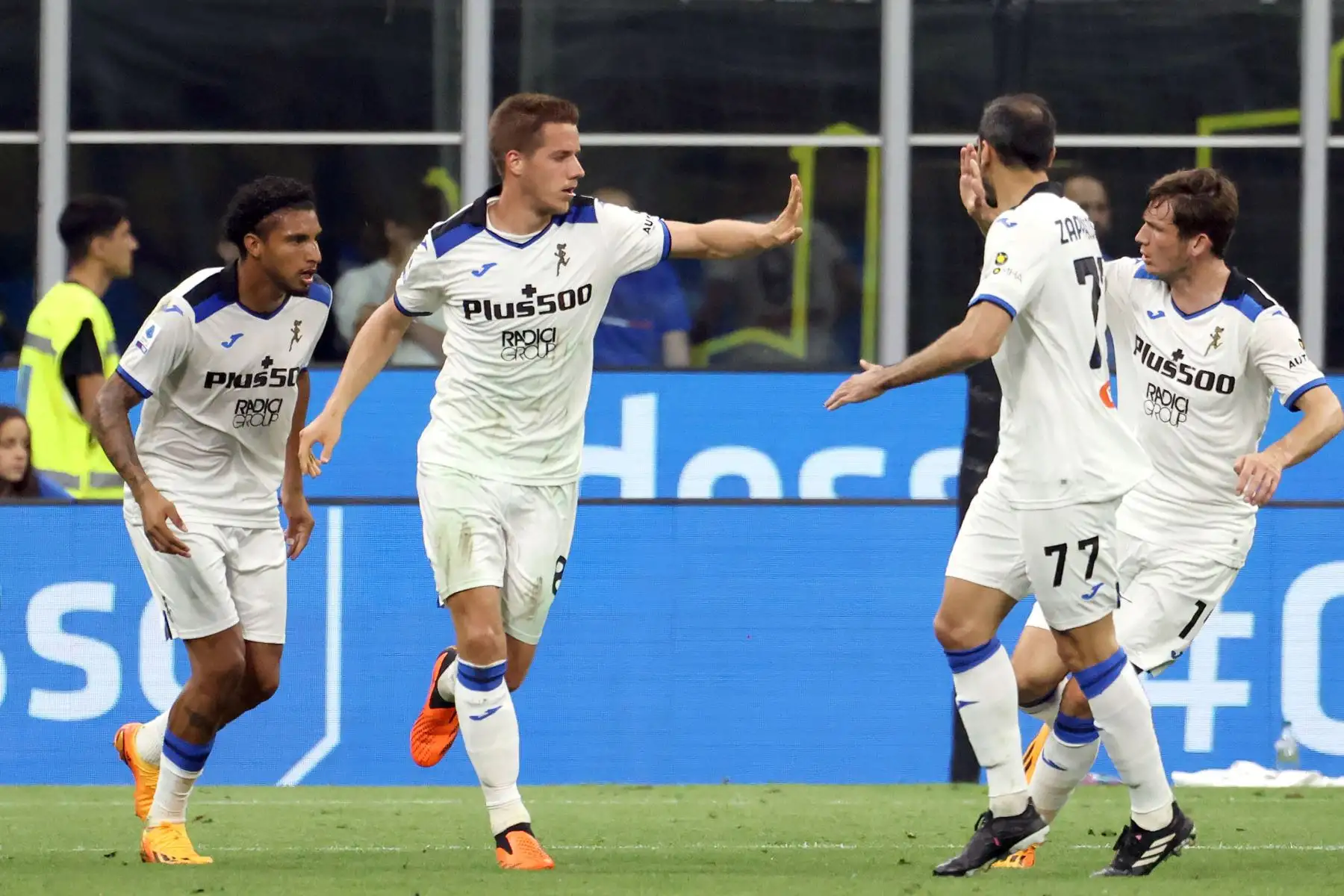 Mario Pasalic  del Atalanta celebra tras marcar durante el partido de fútbol de la serie A italiana entre el FC Inter y el Atalanta BC, en Milán, Italia.
Foto: EFE
