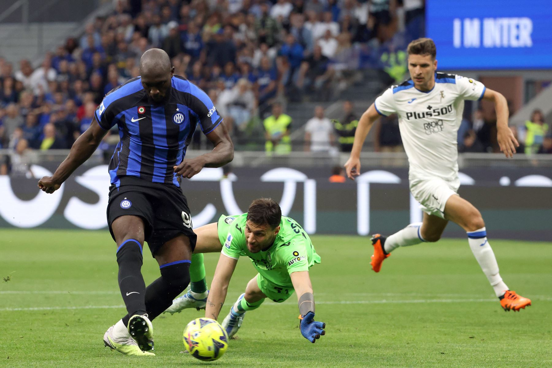 Romelu Lukaku del Inter de Milán anota el gol de 1-0 contra el portero de Atalanta,  Marco Sportiello durante el partido de fútbol de la serie A italiana entre el FC Inter y el Atalanta BC, en Milán, Italia.
Foto: EFE