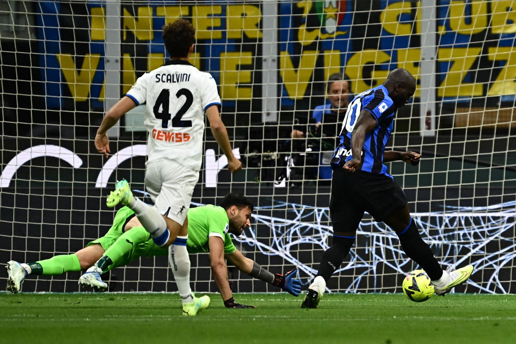 El delantero belga del Inter de Milán Romelu Lukaku dispara para abrir el marcador durante el partido de fútbol de la Serie A italiana entre el Inter y el Atalanta. Foto:ANDINA/AFP