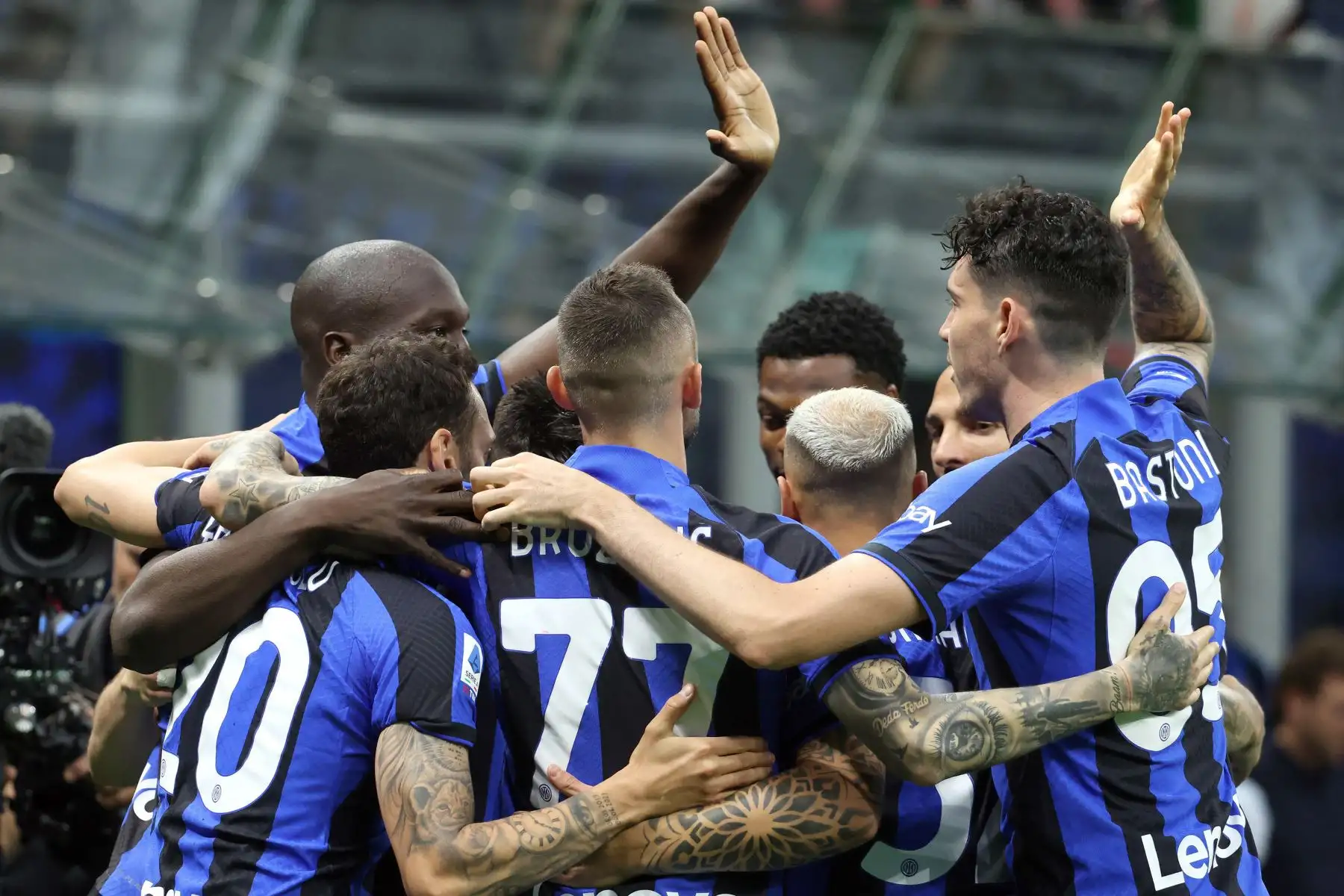 Romelu Lukaku, del Inter de Milán, celebra con sus compañeros tras anotar el gol 1-0 contra el portero del Atalanta, Marco Sportiello, durante el partido de fútbol de la serie A italiana entre el FC Inter y el Atalanta BC, en Milán, Italia.
Foto: EFE