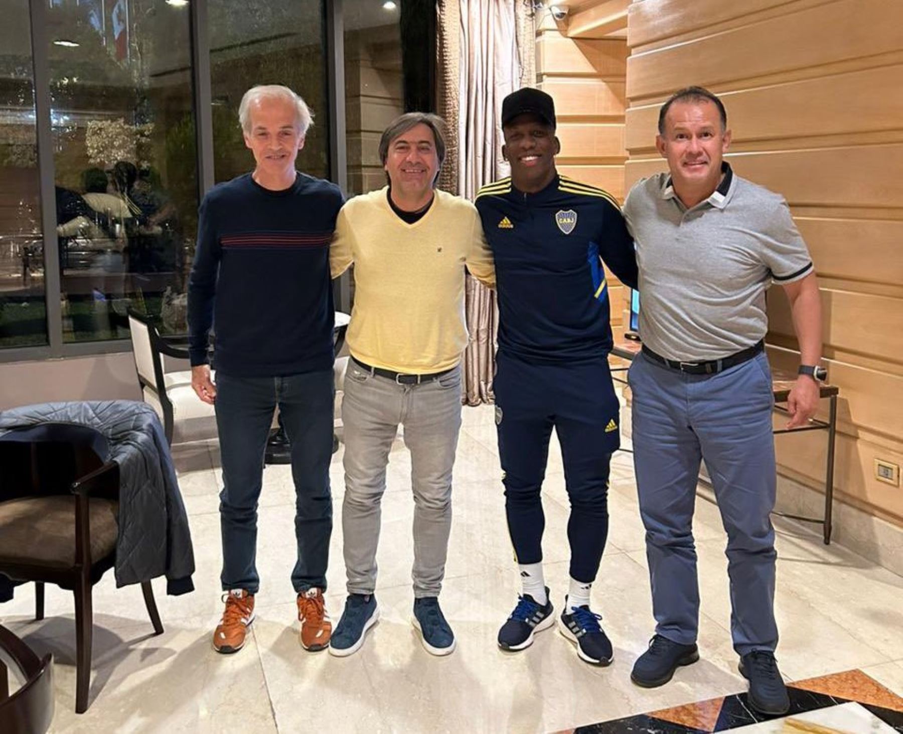 El técnico Juan Reynoso visitó a Luis Advíncula en el Boca Juniors