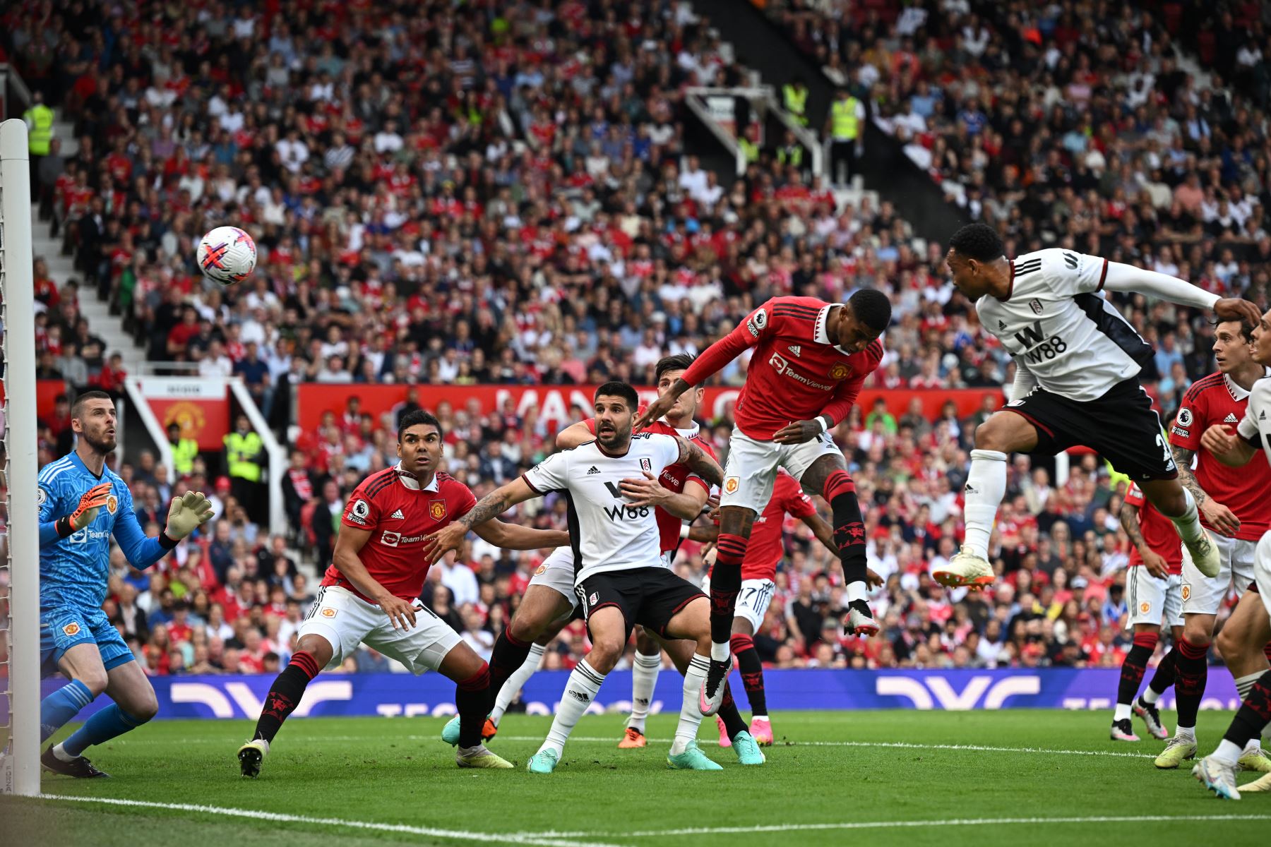 El defensor holandés del Fulham, Kenny Tete, encabeza el gol de apertura durante el partido de fútbol de la Premier League inglesa entre el Manchester United y el Fulham. Foto: AFP