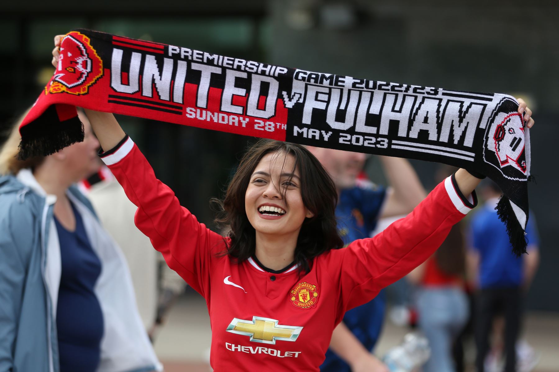 Una hinchada del Manchester United muestra su apoyo antes del inicio del partido de fútbol de la Premier League inglesa entre el Manchester United y el Fulham. Foto:ANDINA/ EFE