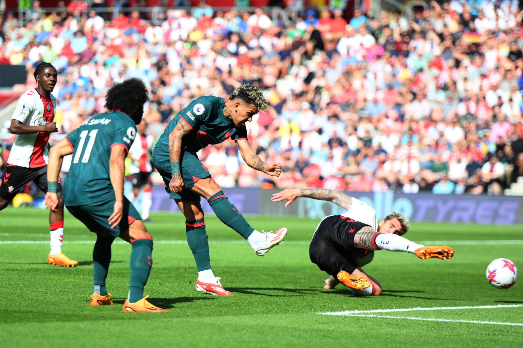 Roberto Firmino del Liverpool marca su segundo gol durante el partido de fútbol de la Premier League inglesa entre Southampton FC y Liverpool FC. Foto:ANDINA/EFE