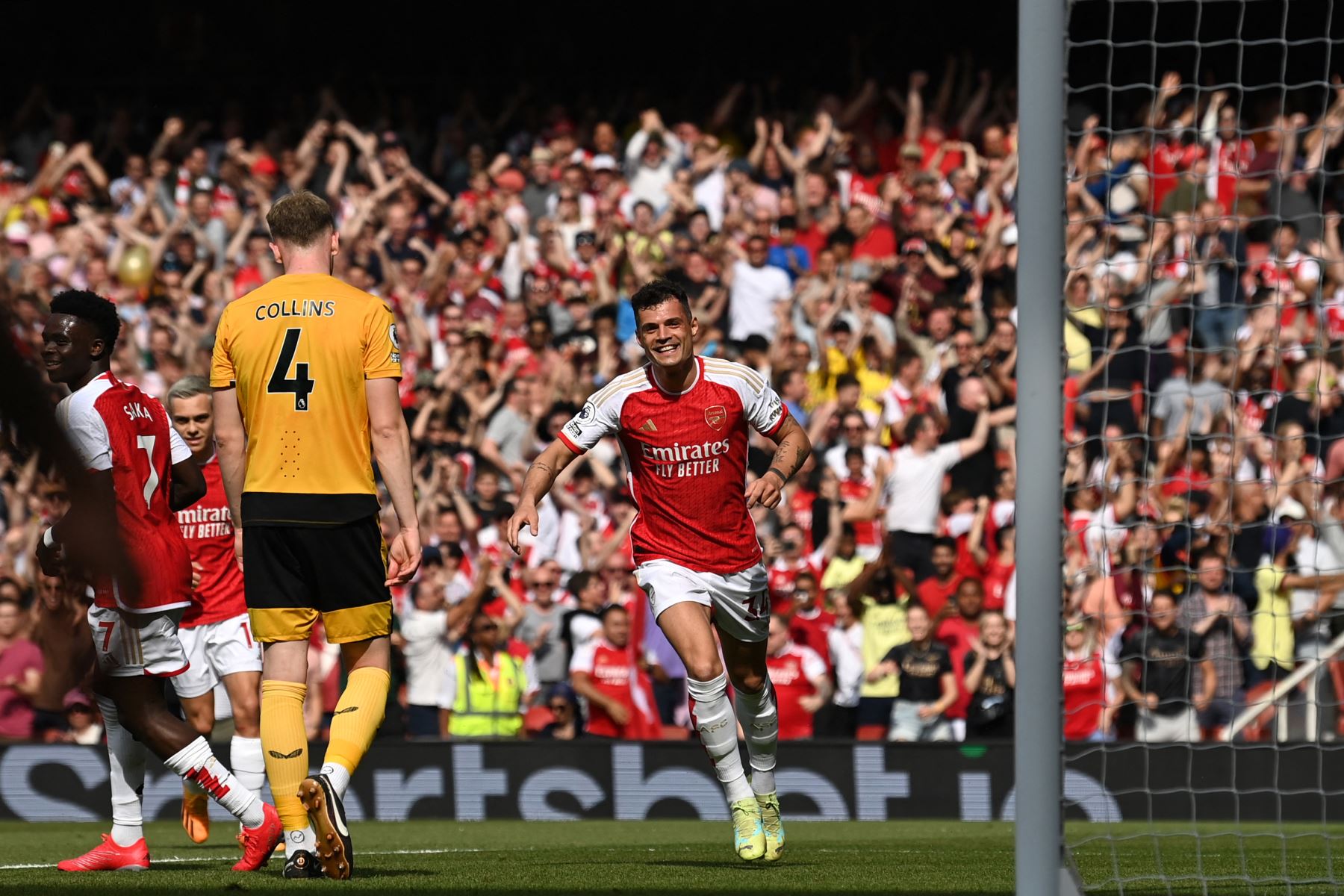 El mediocampista suizo del Arsenal Granit Xhaka celebra después de marcar el gol de apertura durante el partido de fútbol de la Premier League inglesa entre el Arsenal y el Wolverhampton. Foto:ANDINA/ AFP