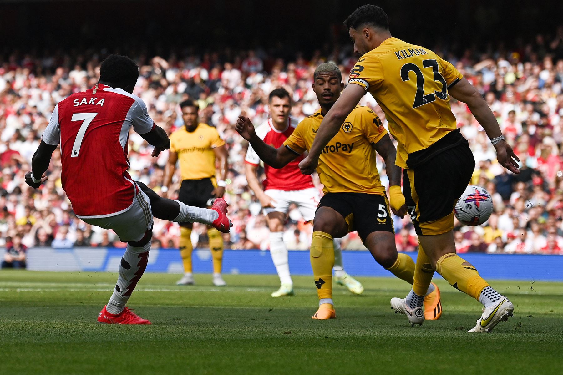 El mediocampista inglés del Arsenal, Bukayo Saka, anota el tercer gol de su equipo durante el partido de fútbol de la Premier League inglesa entre el Arsenal y el Wolverhampton. Foto:ANDINA/AFP